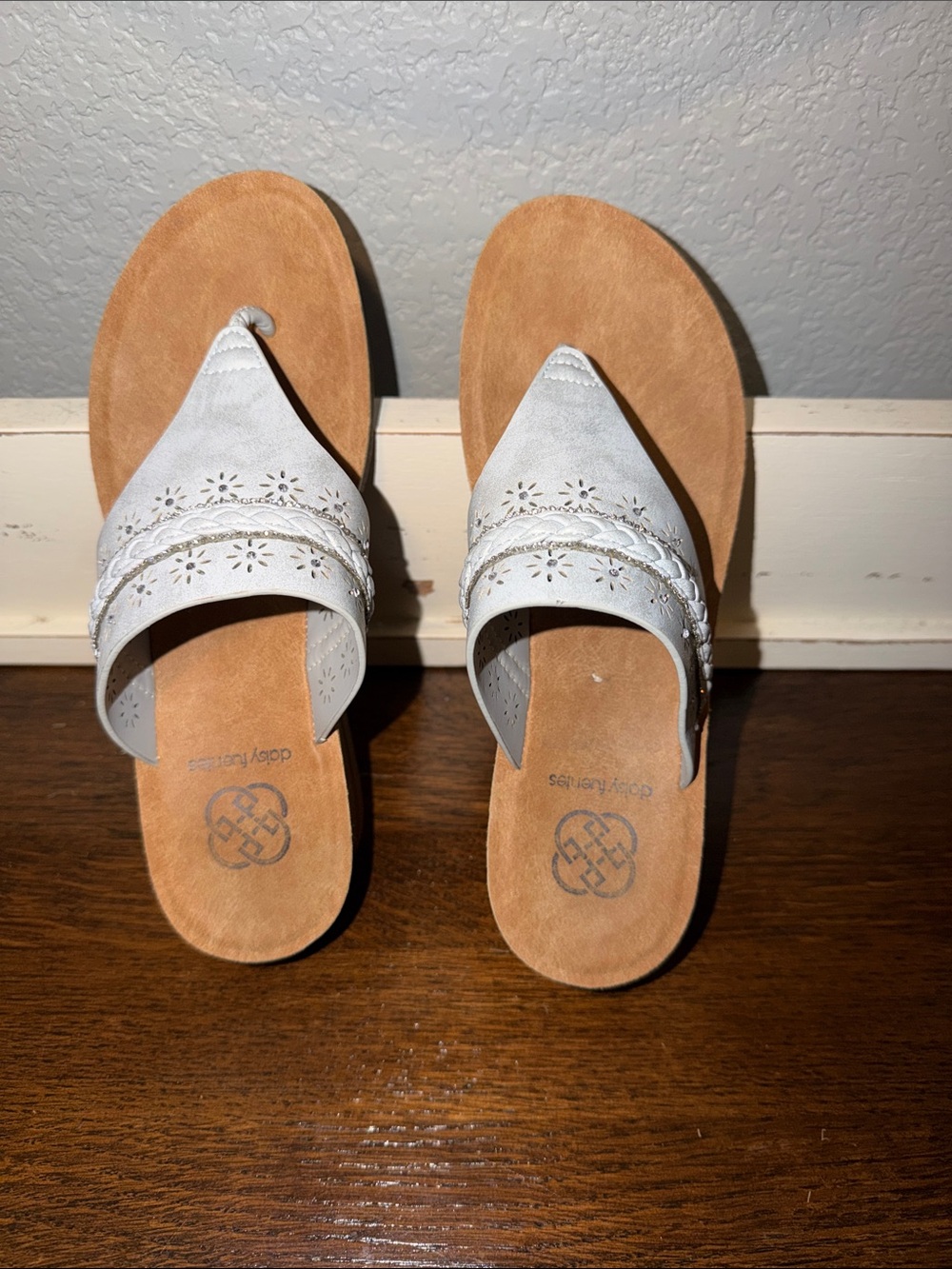 🤩Daisy Fuentes grey bling wedge flip flops size 8W